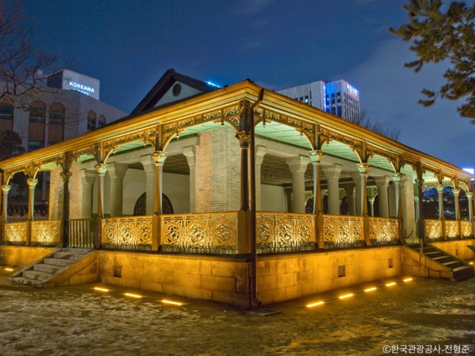 ライトアップされた徳寿宮夜景を観覧