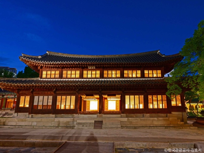 ライトアップされた徳寿宮夜景を観覧