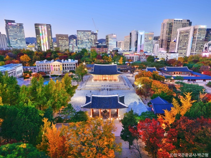 ライトアップされた徳寿宮夜景を観覧