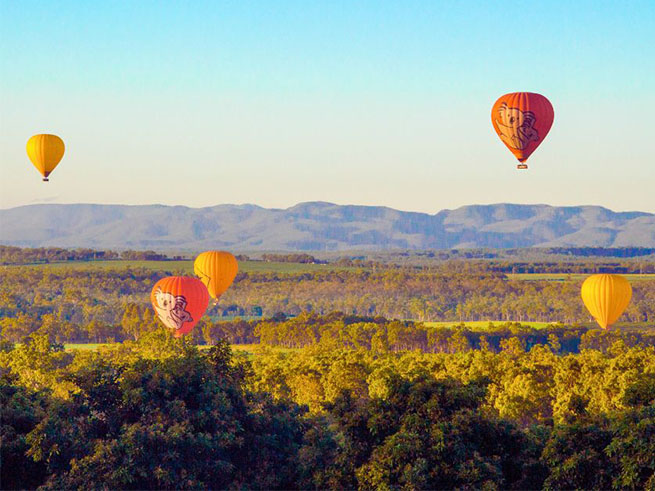 夜明け前の幻想的フライト