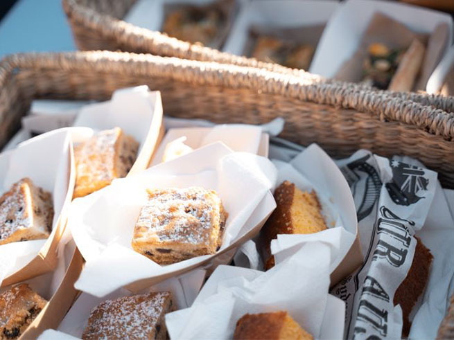 着陸後の嬉しい軽食・スパークリングワイン付き！