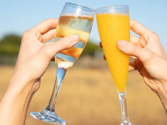 着陸後の嬉しい軽食・スパークリングワイン付き！