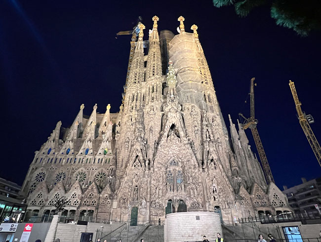 ライトアップしたサグラダ・ファミリアは見たいけれど帰りが心配、、、ご安心ください！