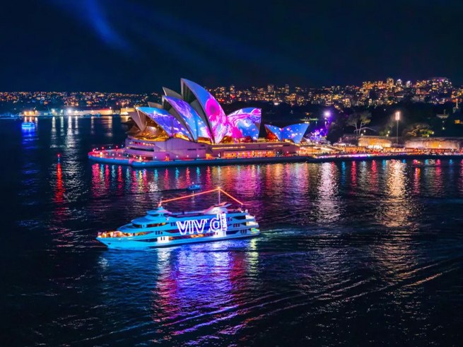 水上から楽しむ幻想的イルミネーション