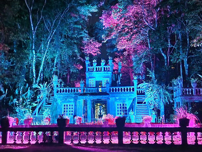 ライトアップされた幻想的なパロネラパーク