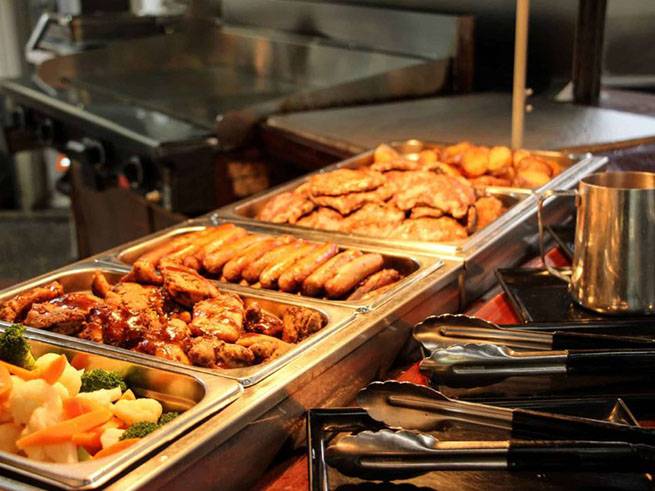 ランチは嬉しいオージーBBQビュッフェ！