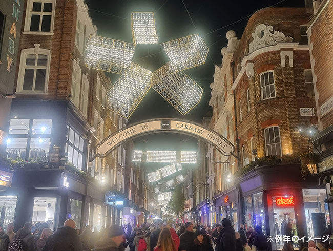 場所ごとに異なるデコレ―ションはまるで競合しているかのよう