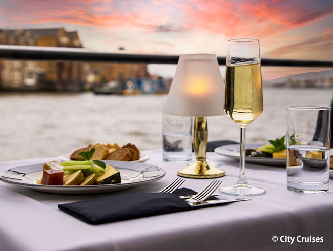 お得なお食事つきのクルーズ観光 			