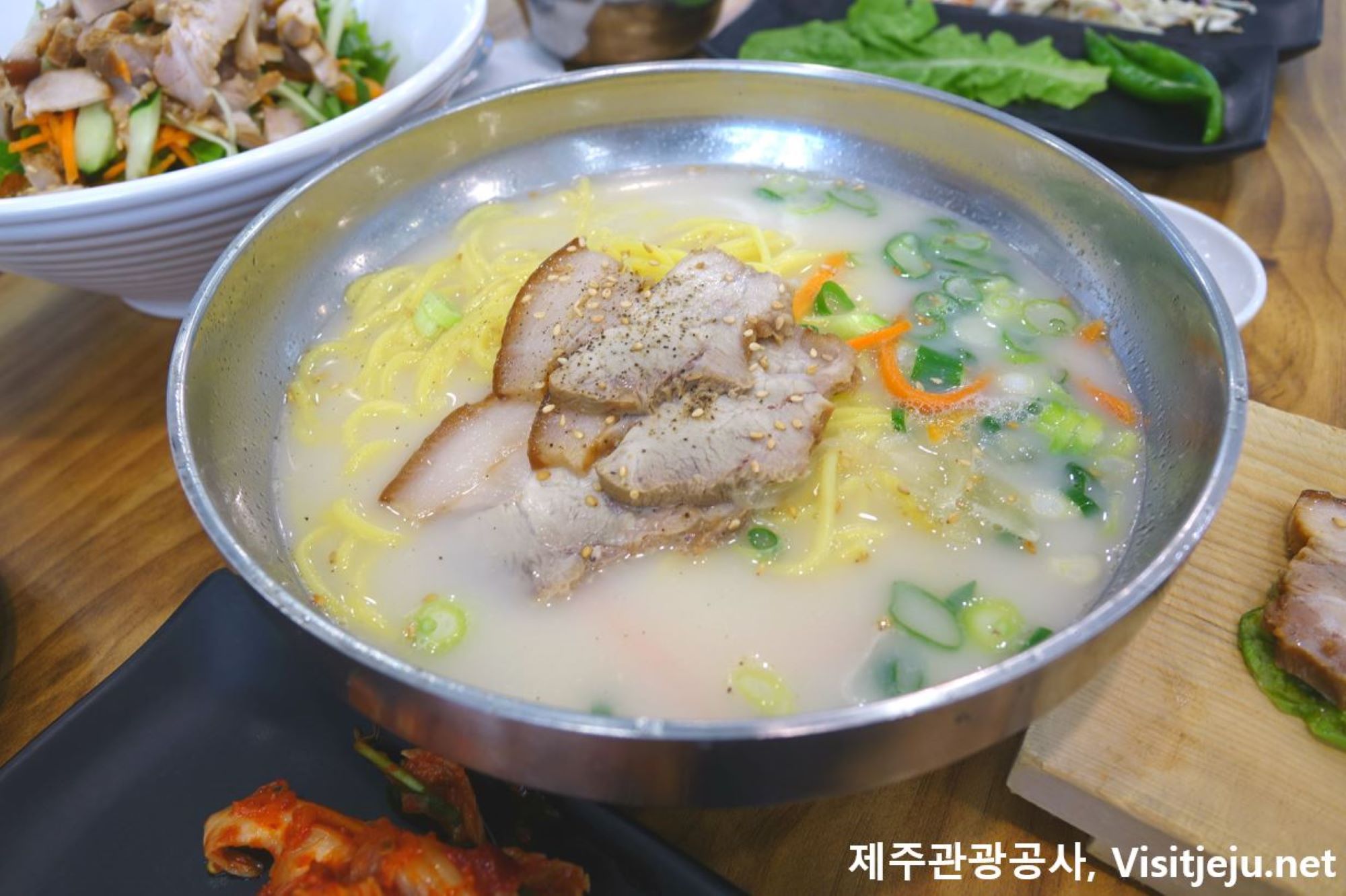 済州島の名物グルメコギククス(肉素麺)🍜