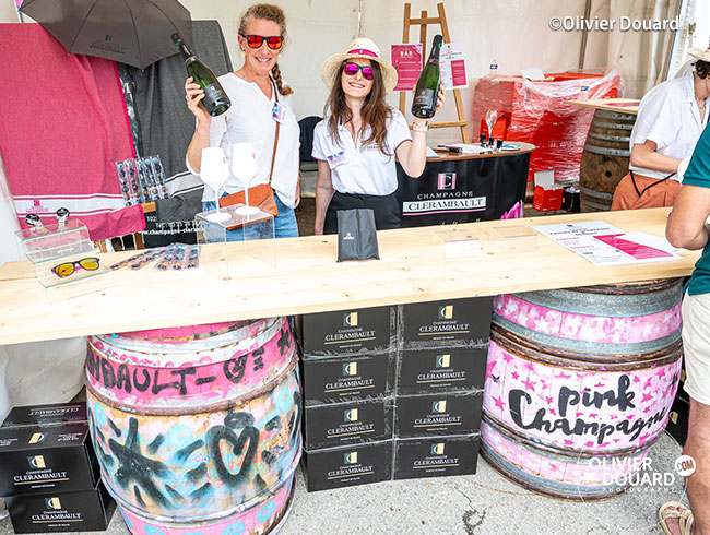 仏政府公認日本語ガイドがしっかりケア！	