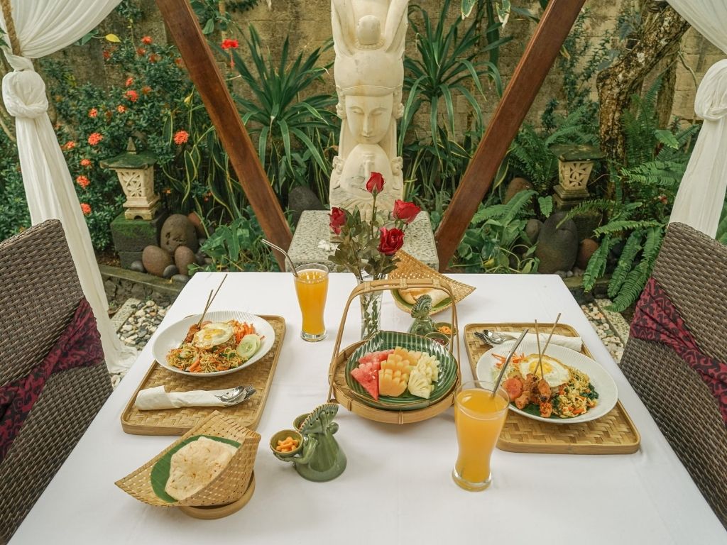 軽食はこちらで