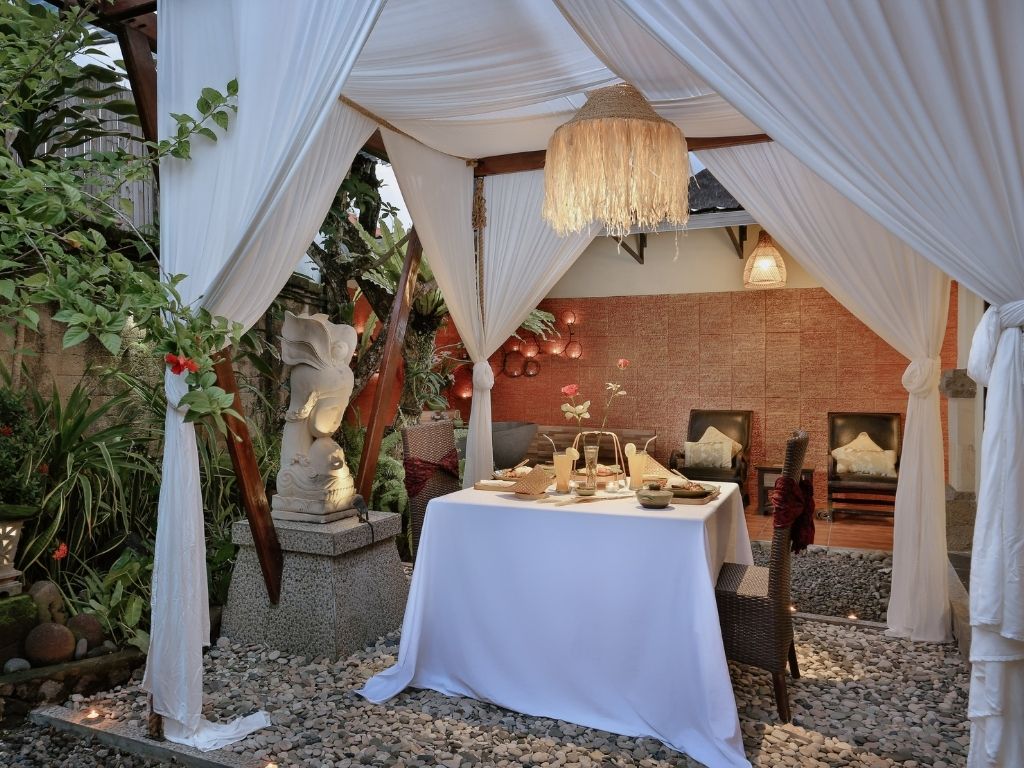 軽食はこちらで