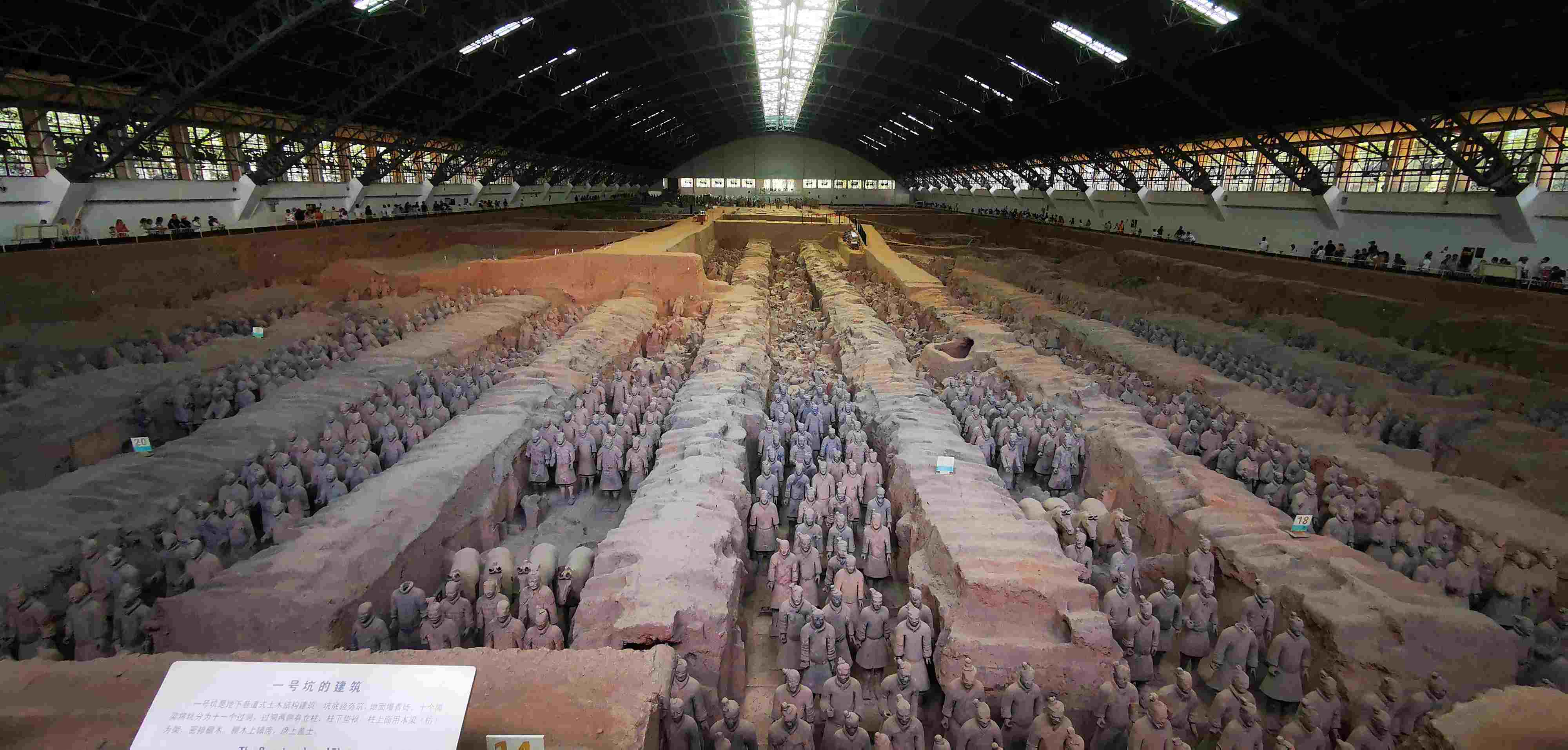  ＜日本語ガイド/昼食＞ハイライト西安観光ツアー  （２泊用プラン）　 兵馬俑博物館、秦の始皇帝陵［車窓］、華清池、青龍寺、大慈恩寺・大雁塔、城壁、ミニ兵馬俑レプリカ作成体験、碑林博物館、秦二世墓遺跡公園、阿房宮遺跡公園、西安博物院・小雁塔、興慶宮公園　