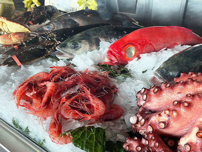 異国でなれないレストランでの注文もミールクーポンがあれば安心です。	