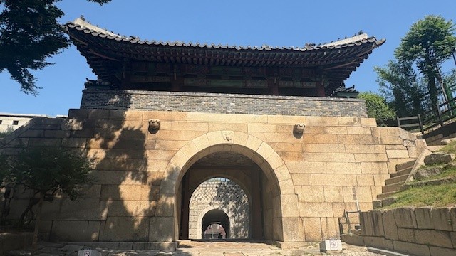 ①彰義門(チャンイムン)