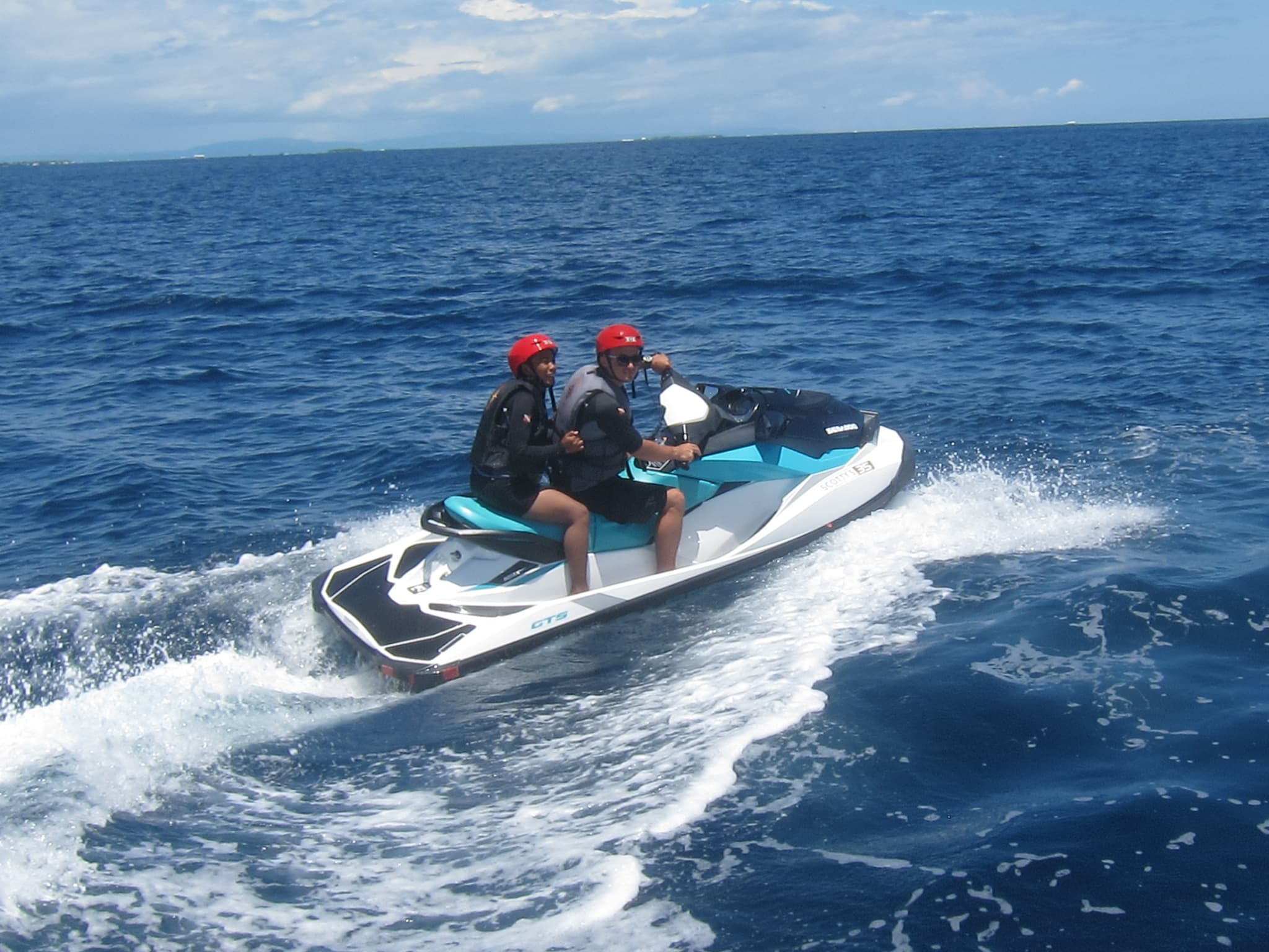 【マリンアクティビティ】セブ島で爽快ジェットスキー体験！＆大人気パラセーリングで空中散歩！＜ホテル往復送迎付き／免許不要／日本語対応＞ ～午前発・午後発から選択可能～