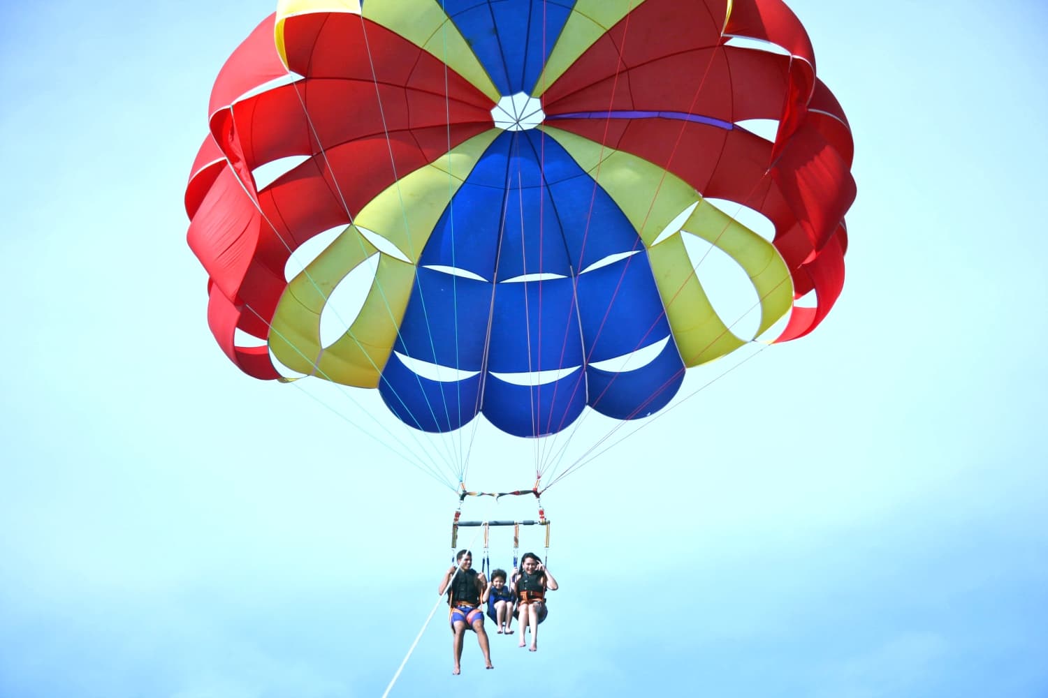 【マリンアクティビティ】セブ島で爽快ジェットスキー体験！＆大人気パラセーリングで空中散歩！＜ホテル往復送迎付き／免許不要／日本語対応＞ ～午前発・午後発から選択可能～