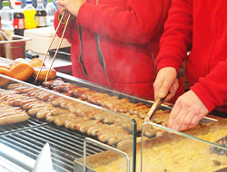 屋台では熱々のソーセージを気軽に楽しめます♪