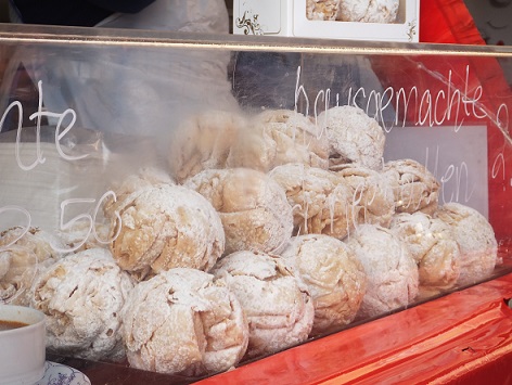 ローテンブルクでは名物シュネーバルという揚げ菓子を!
