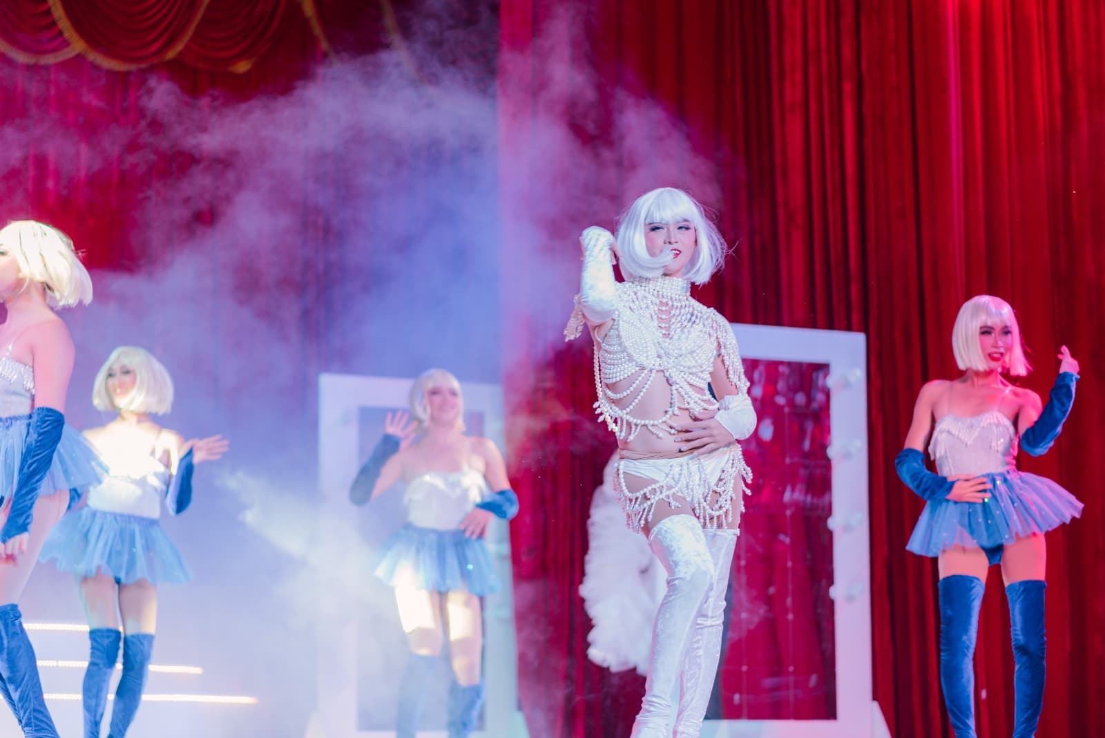 セブの夜を盛り上げる話題のショー「ホワイトノート」