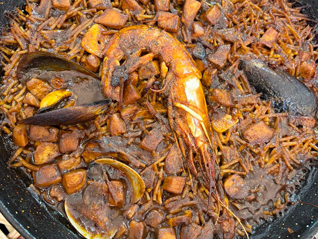 ワインの試飲の後は、海沿いの街ビラノバ・イ・ラ・ジャルトルに移動してシーフード・パエリアをお楽しみください。