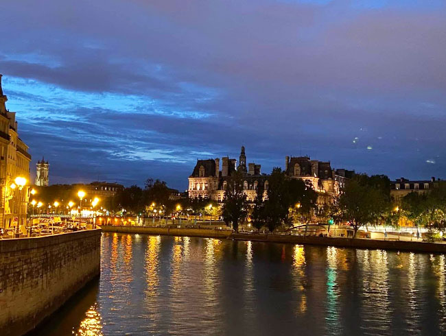 パリご滞在ホテルからの出発でとっても便利!