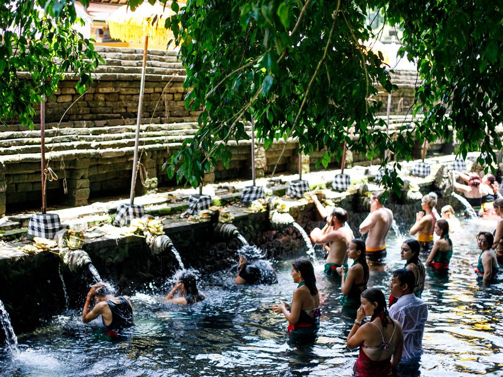 世界文化遺産・聖なる泉が湧くティルタエンプル寺院