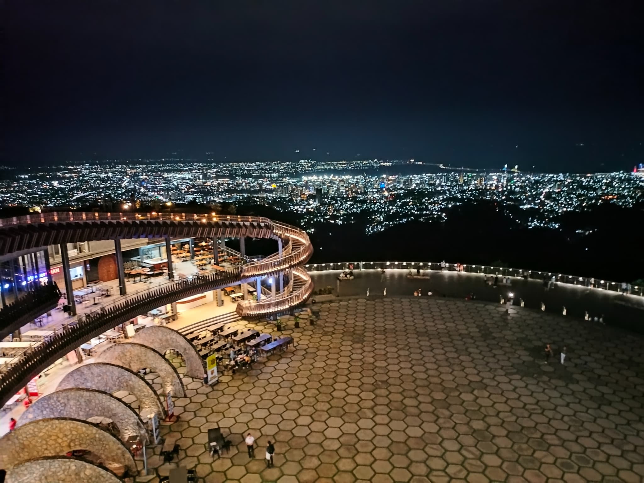 人気観光名所巡り+「トップ・オブ・セブ」でフィリピン料理ディナー+「トップス」展望台の煌めく夜景観賞で大満喫!