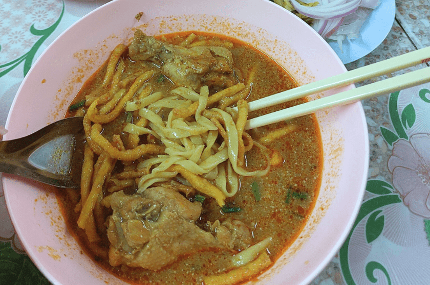◎ 「カオソーイ」の昼食でチェンマイらしい味も堪能できます。