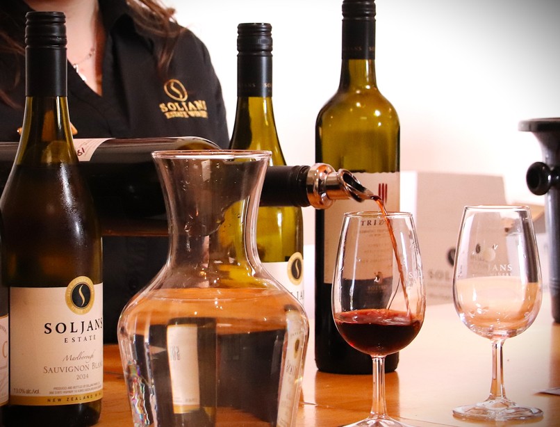 西オークランドワイナリーめぐり（日本語ガイド付き）