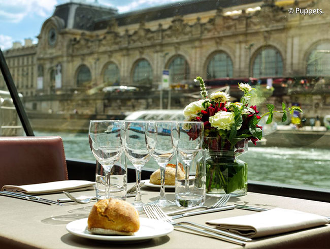 セーヌ川から眺めるパリの名所を満喫