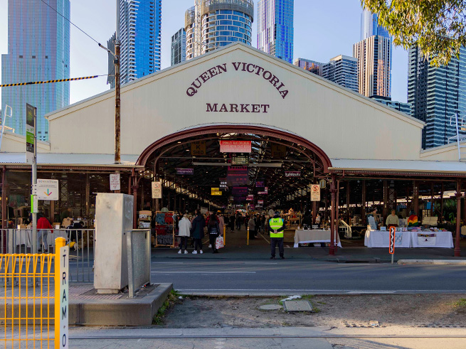 【日本語ガイドとメルボルン街歩き】 クイーンビクトリアマーケット＆カールトン庭園