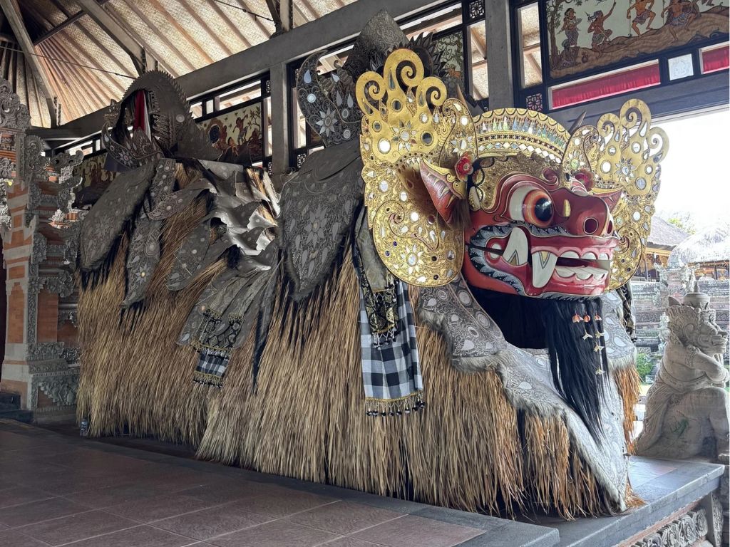 バトゥアン寺院の巨大バロン