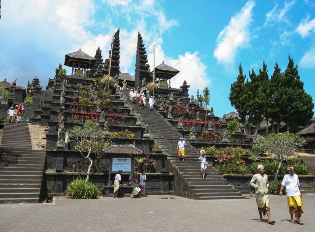 総本山・ブサキ寺院