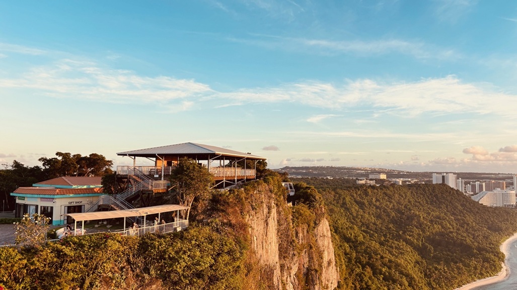 夕暮れ時の恋人岬