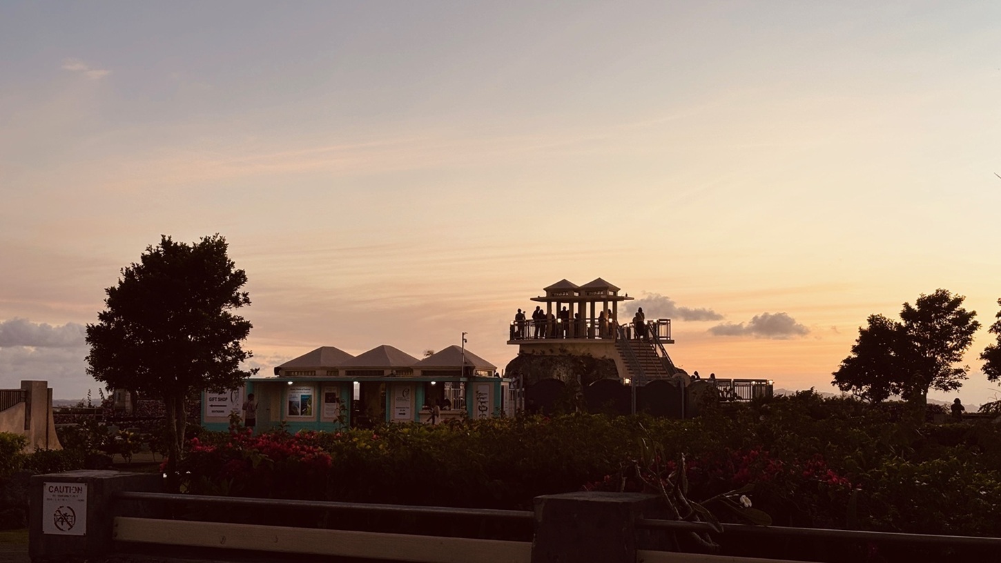 夕暮れ時の恋人岬