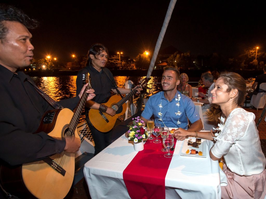 ＜バリハイ＞星空ロマンティック ディナークルーズ（送迎付）