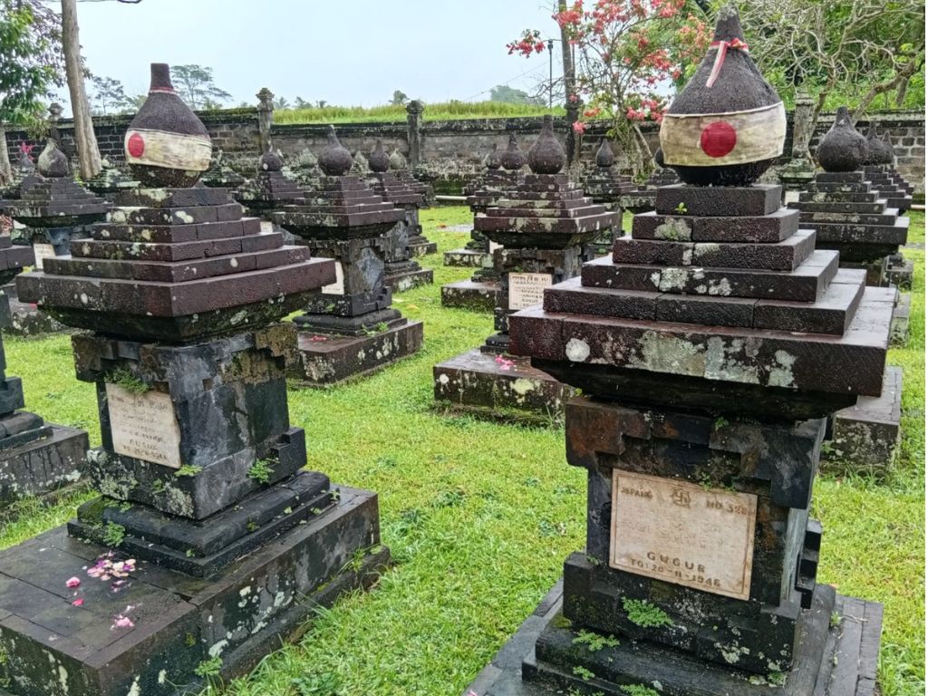 ① マルガ英雄墓地
