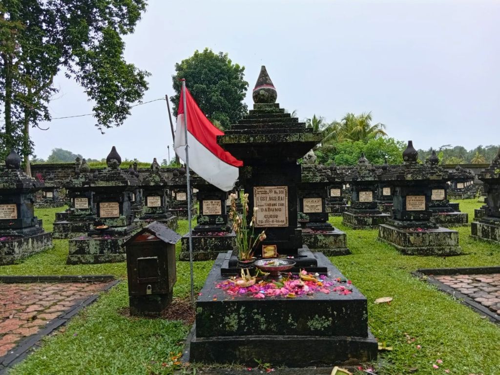 【歴史・世界遺産】日本人ゆかりのマルガ英雄墓地とジャティルイ棚田・タマンアユン寺院（ランチ付き）