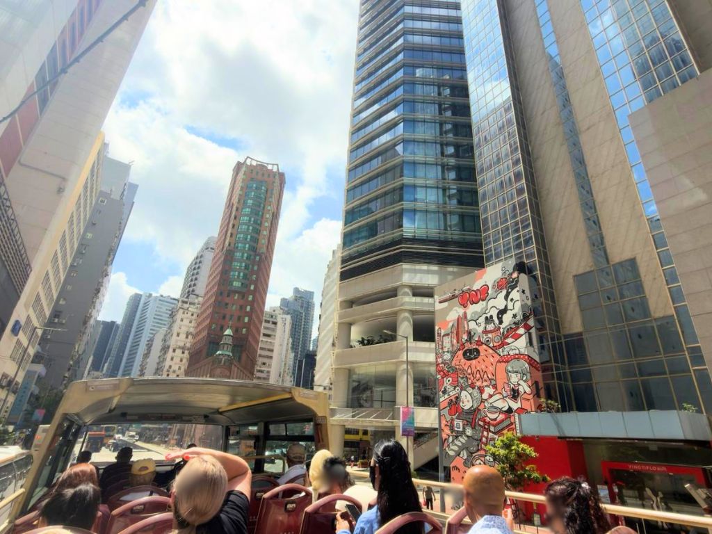 ✨開放感抜群!オープントップバスで香港島の街並みを満喫✨
