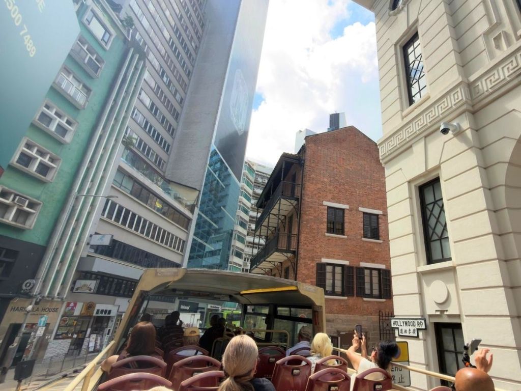 ✨開放感抜群!オープントップバスで香港島の街並みを満喫✨
