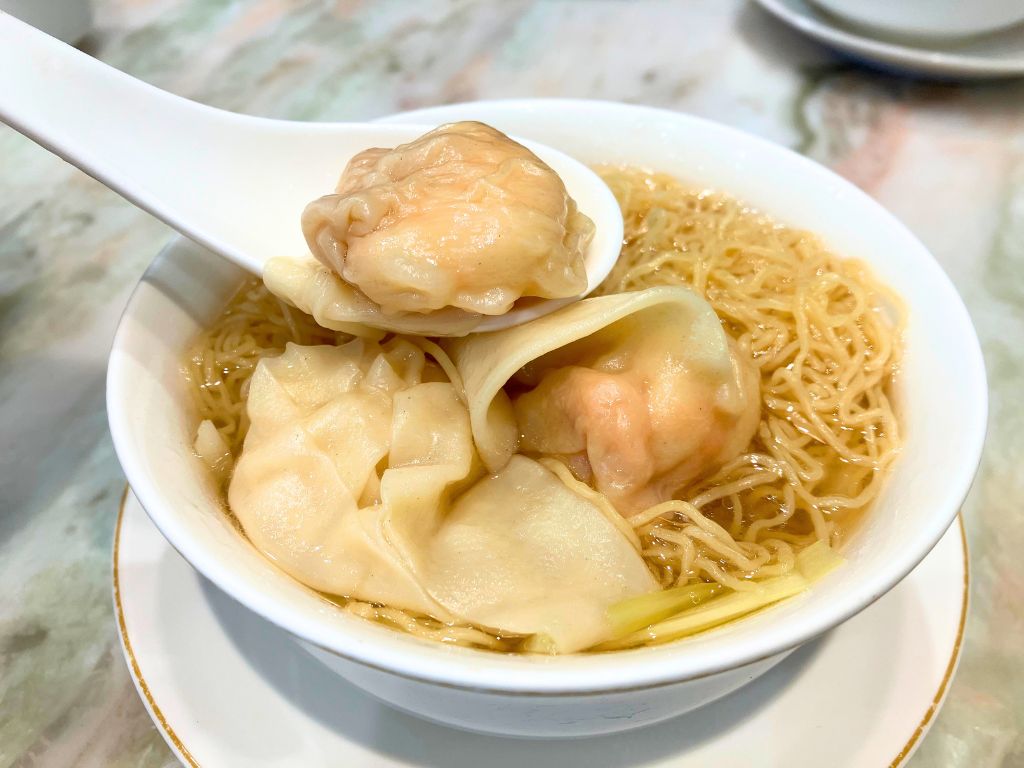 ✨香港屈指の名店の海老ワンタン麺🦐