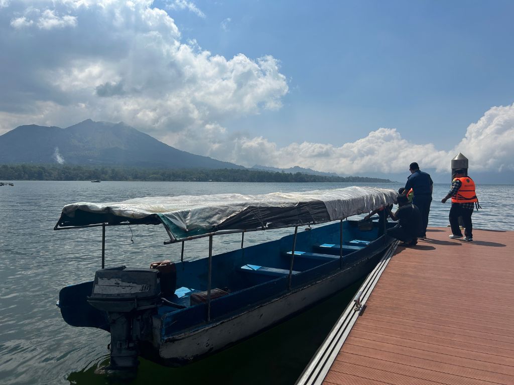 バトゥール湖をボートで渡ってトゥルニャン村へ