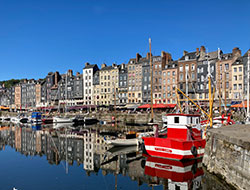 【26年3月まで:パリ発→モンサンミッシェルプラン限定】美しい港町オンフルールにも立ち寄ります