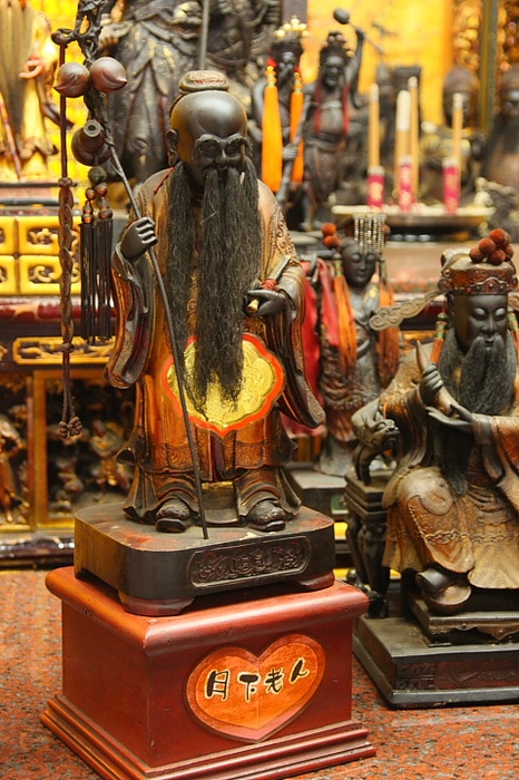 びの神様」といわれ,参拝に访れる人が后を断たない霞海城隍庙の月下