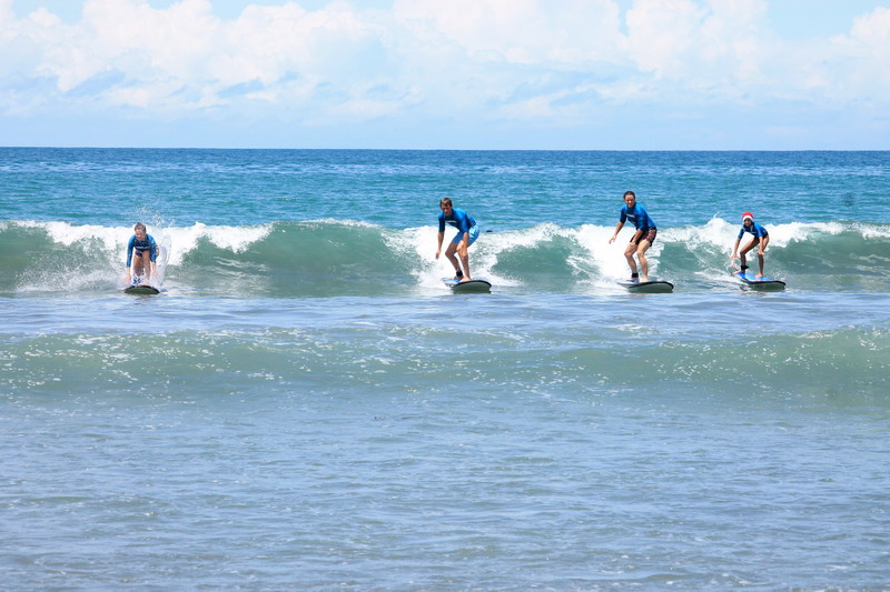 デコムサーフスクール セミプライベートレッスン お客様2名に1人のインストラクター付き 送迎付 オプショナルツアーの予約はjtb