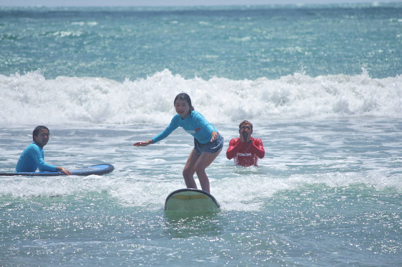 デコムサーフスクール セミプライベートレッスン お客様2名に1人のインストラクター付き 送迎付 オプショナルツアーの予約はjtb