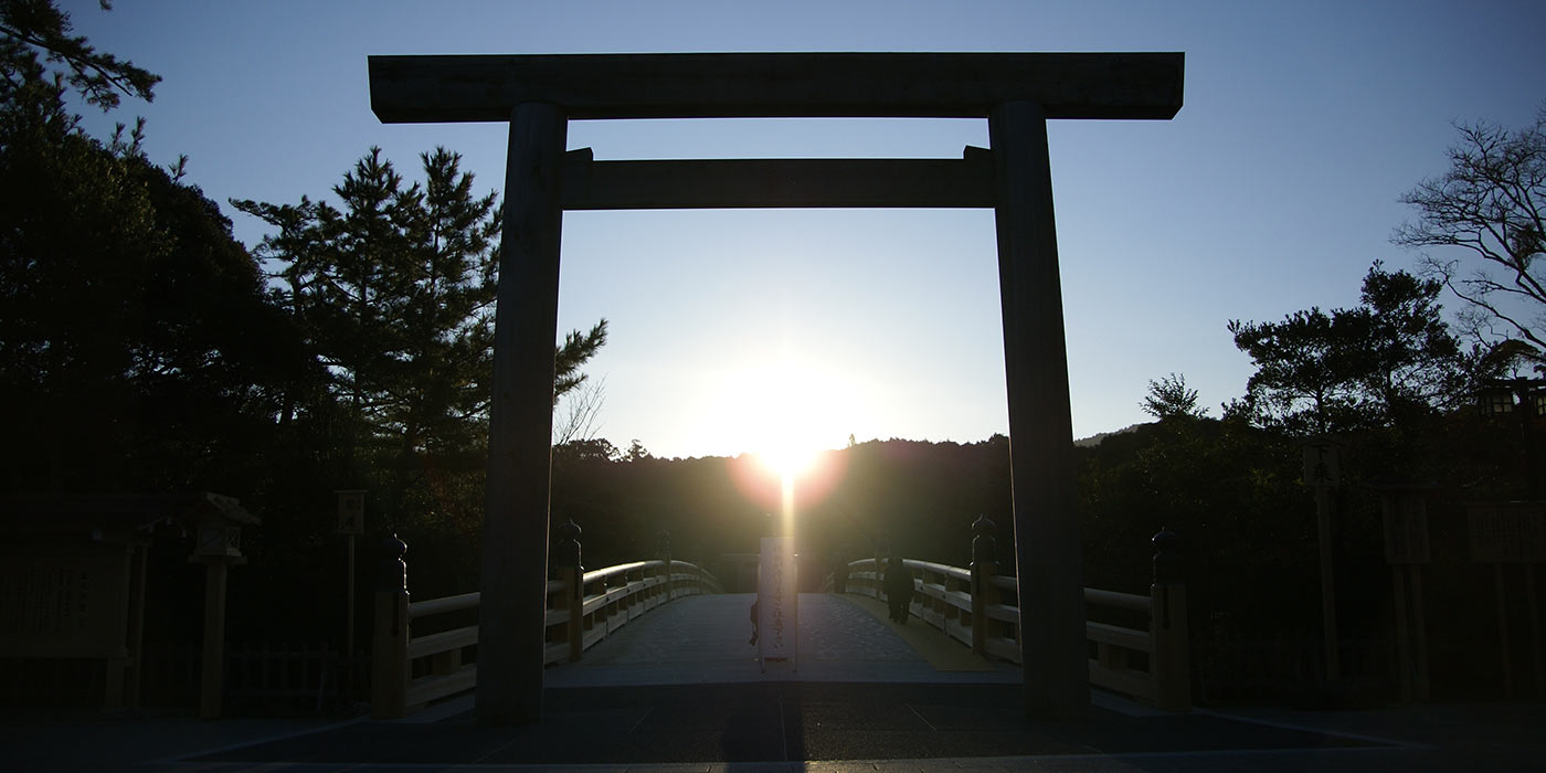 伊勢神宮内宮宇治橋前の鳥居から昇る朝日 日本の絶景 Jtb 感動の瞬間 とき