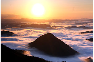 朝日に輝く大江山の雲海と鬼伝説|日本の絶景 JTB 感動の瞬間（とき）