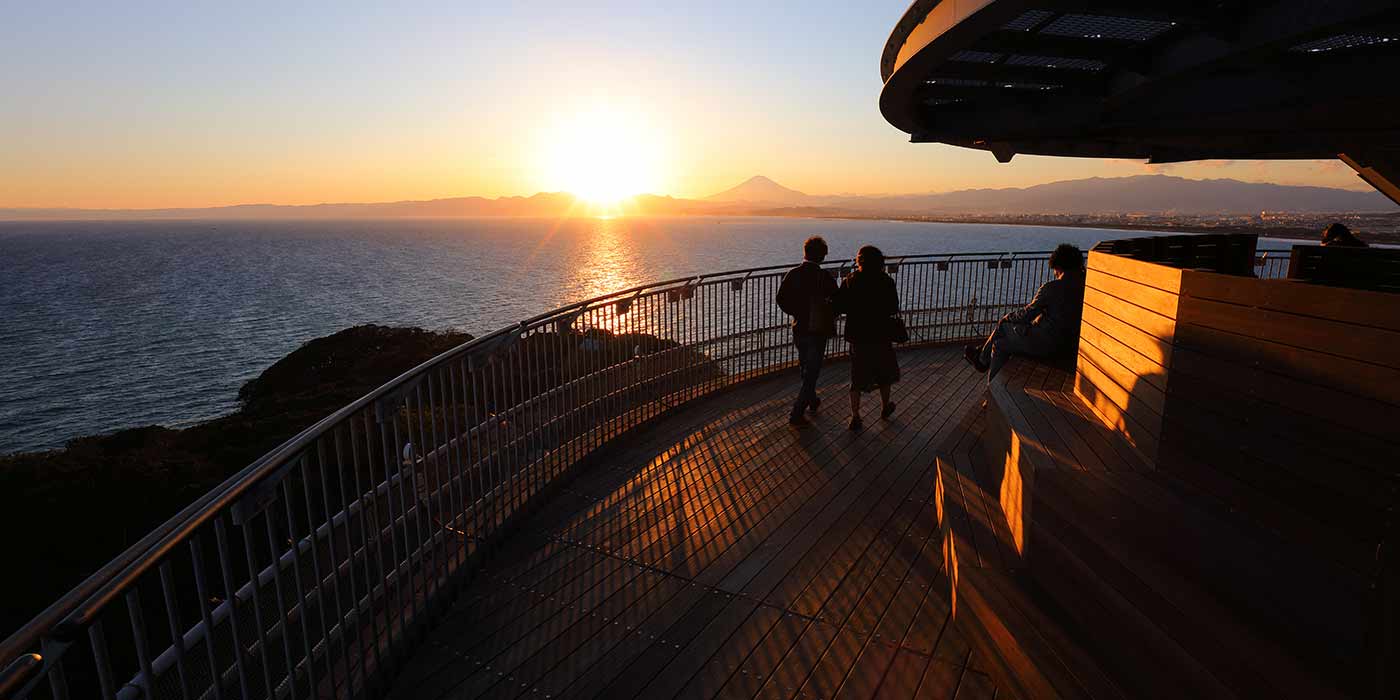 富士山頂に沈みゆく太陽に願いをかける～江の島シーキャンドルから望む